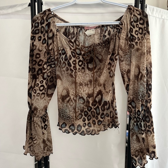 🐆 Flowy Leopard Print Blouse with Flare Sleeves – Fierce & Feminine - Picture 1 of 3